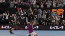 Rafael Nadal asal Spanyol melakukan selebrasi usai mengalahkan Daniil Medvedev dari Rusia dalam pertandingan final tunggal putra Tenis Australia Open 2022 di Melbourne, Minggu (31/1/2022). Nadal menang lewat pertarungan lima set dengan skor 2-6, 6-7 (5-7), 6-4, 6-4, dan 7-5. (AP Photo/Simon Baker)