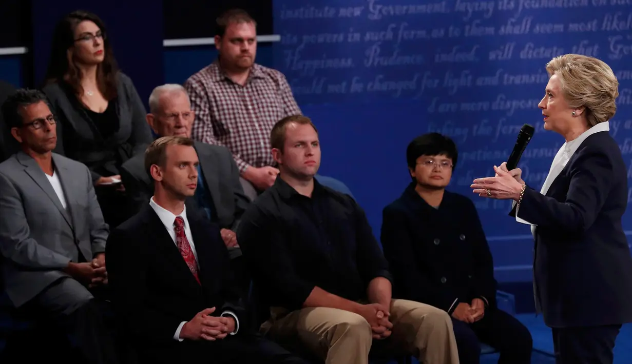 Para penonton mendengarkan Capres dari Partai Demokrat, Hillary Clinton dalam putaran kedua debat capres AS di Washington University, AS, Minggu (9/10). Hillary menyerukan warga AS bersatu dengan slogan kampanye, 'stronger together'. (REUTERS/Jim Young)