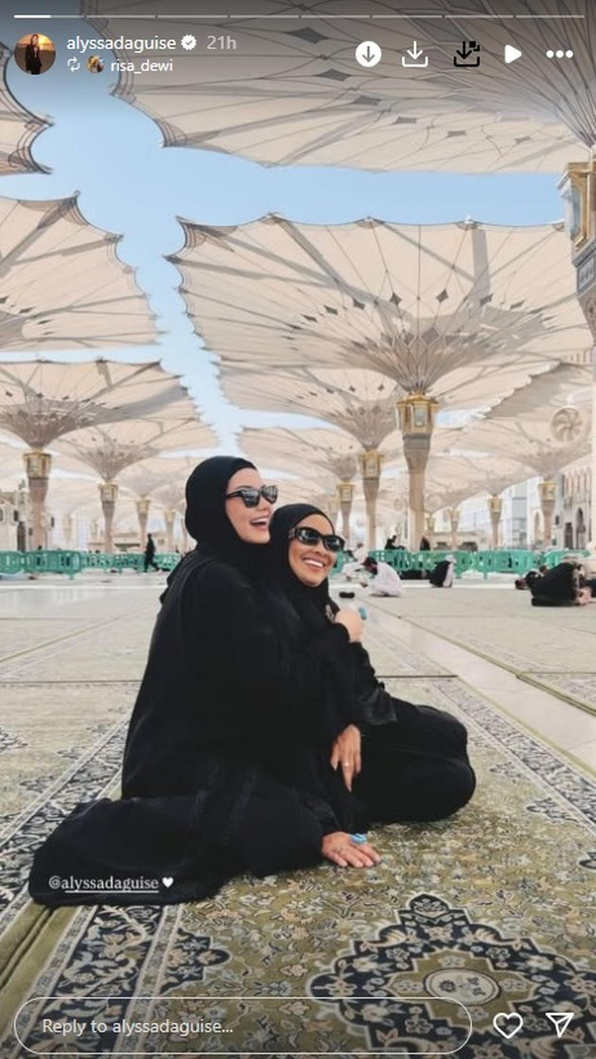 Momen Alyssa Daguise Umrah Bersama Ibu, Kompak dengan Warna Outfit Hitam yang Memesona