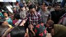 Cawagub DKI Jakarta, Djarot Saiful Hidayat saat melakukan blusukan di Tegal Alur, Jakarta, Rabu (7/12). Dalam blusukannya Djarot berjanji akan segera memasukkan pelayanan air perpipaan di permukiman warga Tegal Alur. (Liputan6.com/Yoppy Renato)