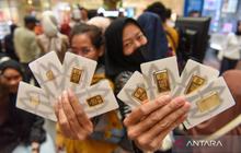 Harga Emas Antam Anjlok Rp65.000 per Gram pada Jumat Pagi, Cek Rinciannya
