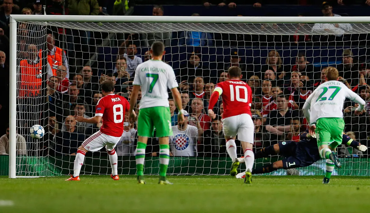 Gelandang MU, Juan Mata (kiri) melakukan eksekusi penalti pada laga Liga Champions di Stadion Old Trafford, Inggris, Kamis (1/10/2015). MU menang atas Wolfsburg dengan skor 2-1. (Reuters/Lee Smith)