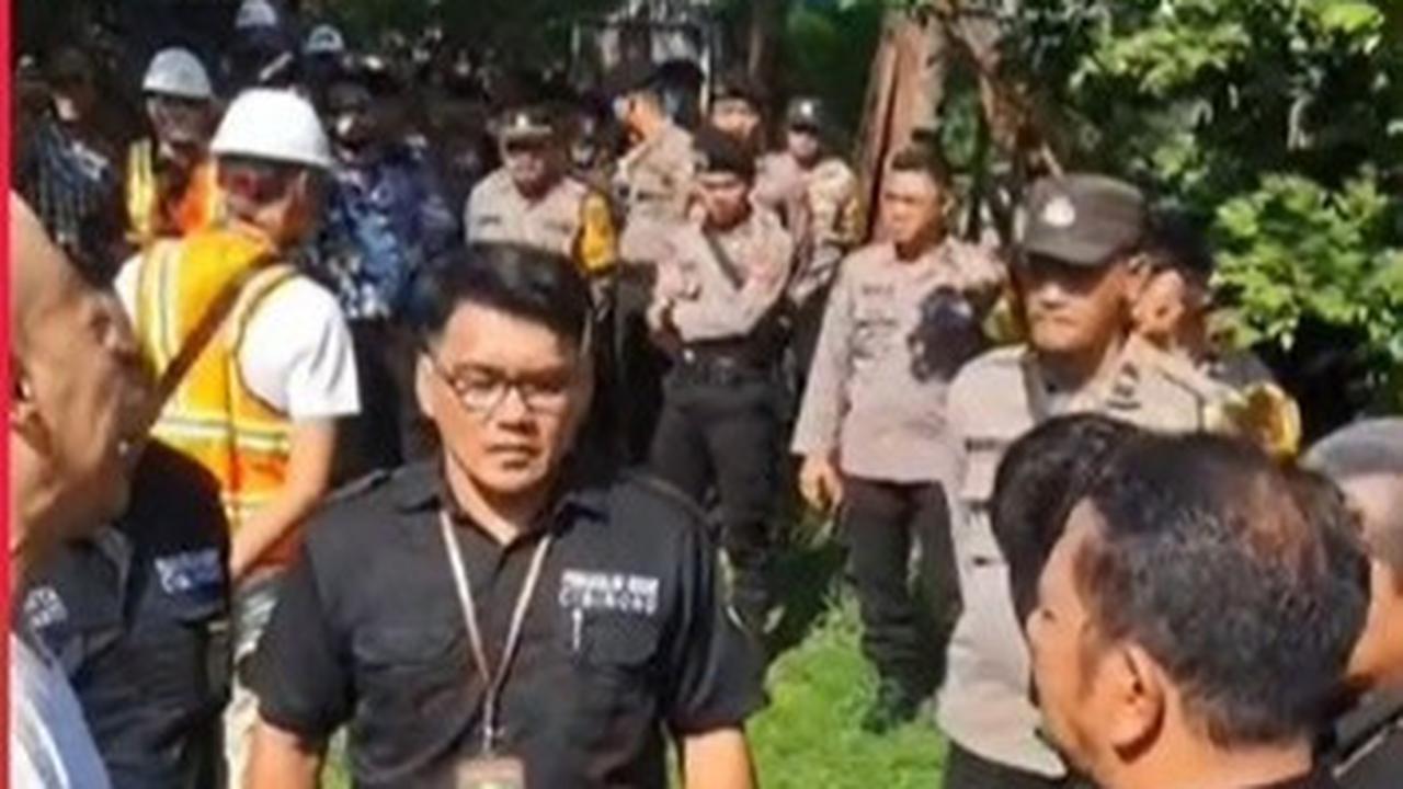 Detik-Detik Pembongkaran Paksa Rumah Atalarik Syach, Suasana Panas dan Tegang Dikepung Puluhan Aparat