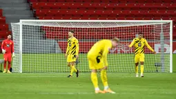 Pemain Borussia Dortmund tertunduk usai takluk oleh Bayer Leverkusen pada laga lanjutan Liga Jerman di BayArena Stadium, Rabu (20/1/2021). Bayer Leverkusen menang 2-1 atas Borussia Dortmund. (AFP/Martin Meissner/pool)