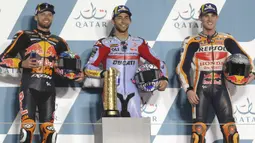 Pol Espargaro (kanan) yang start dari posisi ke-6 akhirnya menempati peringkat ketiga di akhir balapan di belakang pembalap Afrika Selatan yang memperkuat tim Red Bull KTM, Brad Binder (kiri). (AP/Hussein Sayed)