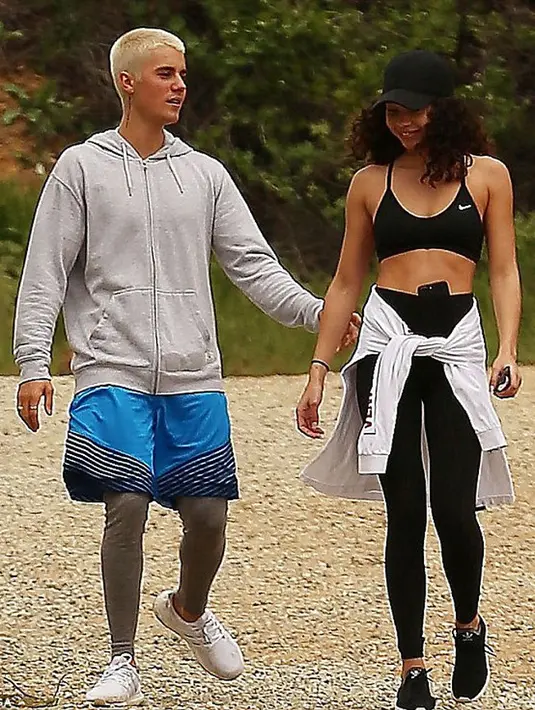 Sambil berlenggang, Justin dan Ashley pun tak sekali terlihat saling bergandengan tangan. Bahkan kabarnya Justin juga mencium kepala Ashley sambil melingkarkan rangkulan di bahu wanita itu. (doc.dailymail.com)