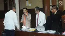 Ketua Komisi II DPR RI 2009-2014, Chairuman Harahap (kiri) bersama terdakwa dugaan korupsi proyek e-KTP, Setya Novanto saat jeda persidangan di Pengadilan Tipikor, Jakarta, Kamis (1/2). (Liputan6.com/Helmi Fithriansyah)