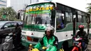 Kopaja 66 jurusan Blok M-Manggarai terjebak kemacetan di kawasan Gatot Subroto, Jakarta, Rabu (7/10). Pemprov DKI berencana secara bertahap akan menghapus angkutan umum bus berukuran sedang di Ibukota. (Liputan6.com/Yoppy Renato)
