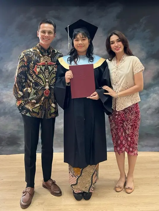 <p>"NUR AMALIA PUTRI.. udah siap kan jadi calon dokter hewan masa depan?? Bye Binus simprug.. dan selamat menempuh pendidikan di tempat yg baru... bismillah smua dilancarakan yaa," tulis Ussy dalam unggahan fotonya. [Instagram/ussypratama]</p>