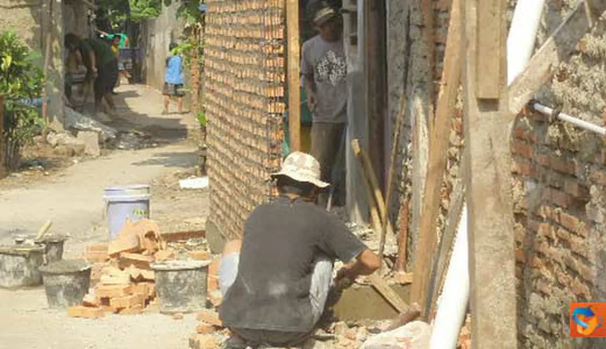 Citizen6, Jakarta: Seorang warga yang bernama Parpungujuan telah memakai jalan umum untuk mendirikan rumahnya di Jalan Warakas V, Gg.14, RT10/13, Kelurahan Warakas, Kecamatan Tanjung Priok, Jakarta Utara. (Pengirim: Sahat Maradong)