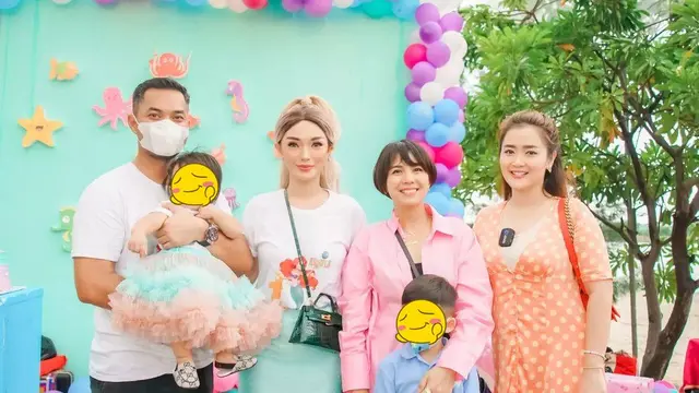 Penampilannya Dipuji, Ini 7 Gaya Zaskia Gotik Saat Rayakan Ulang Tahun Pertama Anaknya