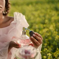 Banyak orang pernah mengalami parfum favoritnya tiba-tiba terasa terlalu kuat saat digunakan di luar ruangan pada siang hari (Pexels.com)