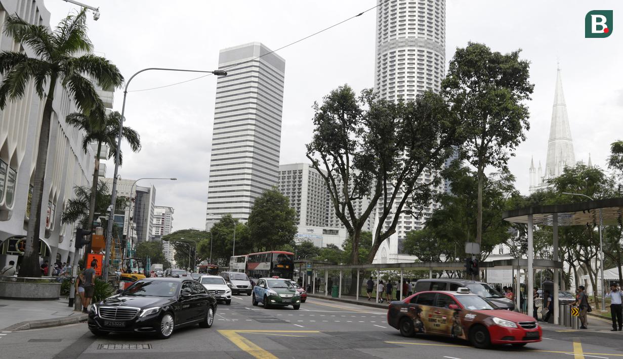 Sejumlah mobil melintas di sekitar Hotel Peninsula Excelsior, Singapura, Rabu (7/11). Hotel bintang empat ini menjadi tempat menginap Timnas Indonesia jelang Piala AFF 2018. (Bola.com/M. Iqbal Ichsan)