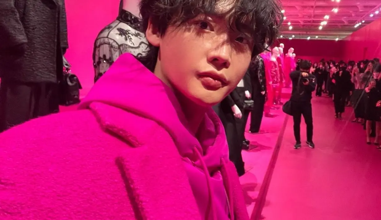 Salah satunya saat hadir di acara Valentino Pink. Dengan rambut curly nya, Lee Jong Suk tampil serba pink [instagram/jongsuk0206]