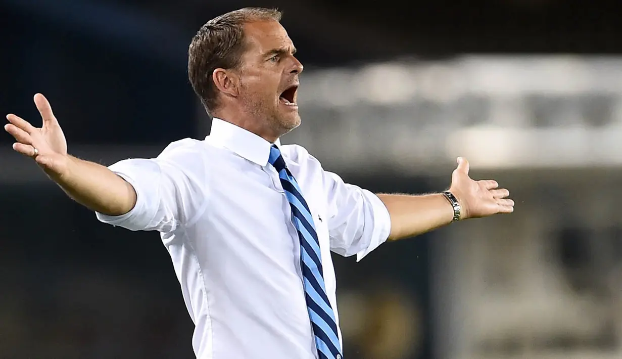 Pelatih Inter Milan, Franck de Boer, tampak kecewa usai kalah melawan Chievo. Debut yang mengecewakan buat pelatih anyar La Beneamata harus kalah melawan Chievo. (AFP/Giuseppe Cacace)