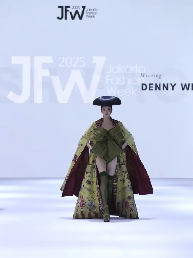 Parade Kain Nusantara di Opening Show Jakarta Fashion Week 2025