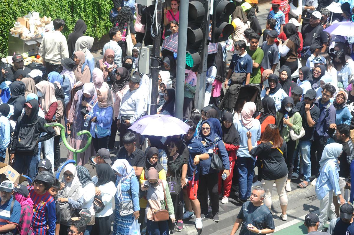 Warga serbu stand UMKM yang ramaikan pesta rakyat Prabowo-Gibran