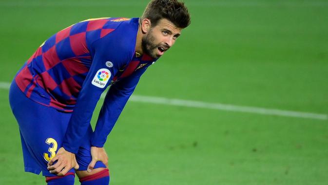 Ekspresi bek Barcelona, Gerard Pique, pada laga melawan Espanyol, di Camp Nou, Kamis (9/7/2020) dini hari WIB. (AFP/Lluis Gene)