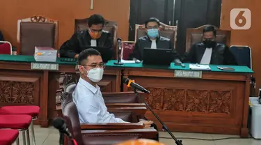 Terdakwa kasus merintangi penyidikan atau 'obstruction of justice' pembunuhan berencana terhadap Brigadir Nopriansyah Yosua Hutabarat atau Brigadir J, Irfan Widyanto menjalani sidang lanjutan di Pengadilan Negeri Jakarta Selatan, Kamis (10/11/2022).  Jaksa Penuntut Umum (JPU) menghadirkan tujuh orang saksi dalam sidang lanjutan dengan terdakwa Irfan Widyanto. (Liputan6.com/Angga Yuniar)