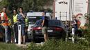 Polisi berada di lokasi dimana sebuah truk yang berisi sekitar 50 imigran gelap yang tewas terparkir di jalan tol di Austria, dekat perbatasan Hongaria, Kamis (27/8/2015). Indikasi awal mereka tewas karena kekurangan oksigen. (AFP PHOTO/Dieter NAGL)