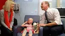 Pangeran William berbincang dengan anak pengidap kanker, Daisy Wood, dan ibunya di rumah sakit Royal Marsden di London, Selasa (16/5). Dalam kunjungannya, Pangeran William menghibur sejumlah pasien anak pengidap kanker (AP Photo/Kirsty Wigglesworth, pool)