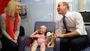 Pangeran William berbincang dengan anak pengidap kanker, Daisy Wood, dan ibunya di rumah sakit Royal Marsden di London, Selasa (16/5). Dalam kunjungannya, Pangeran William menghibur sejumlah pasien anak pengidap kanker (AP Photo/Kirsty Wigglesworth, pool)