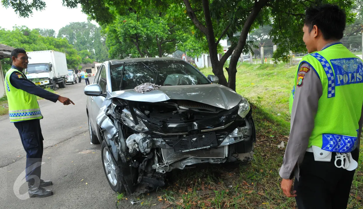 Kondisi mobil Honda HRV milik Rakha Widyarma, di Pull WK Polres Soetta, Kota Tangerang, Kamis (10/3). Mobil yang dikemudikan anak Gubernur Banten Rano Karno itu menabrak taksi dan sebuah sepeda motor di Perimeter Utara.  (Liputan6.com/Faisal R Syam)