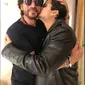 Shah Rukh Khan dan penggemarnya. (dok. Twitter @iamjatin555/Dinny Mutiah)