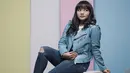 Dan kali ini Amel sangat kece dengan paduan ripped jean dan leather jaket warna biru mudanya. Tampilannya makin keren lantaran Amel memadukannya dengan sneakers. Selain itu tatanan rambutnya yang dibuat curly. (Instagram/amelcarla)