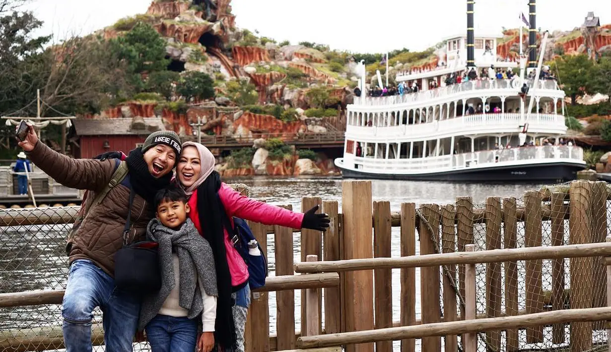 Potret keceriaan Denny Cagur, istrinya Shanty Widihastuti serta anaknya Fabian Muhammad Yahva. "Numpang foto di Muara Angke..," tulis Denny sebagai keterangan foto. (Instagram/shantydenny)