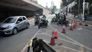 Polisi menutup akses menuju Gedung DPR RI di Jalan Gatot Subroto, Jakarta, Kamis (26/9/2019). Polisi menutup jalan mulai dari simpang Gerbang Pemuda guna mengantisipasi adanya aksi unjuk rasa susulan. (merdeka.com/Iqbal S Nugoroho)