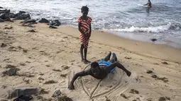 Berselancar di kota nelayan Robertsport telah berkembang pesat dalam beberapa tahun terakhir, menarik beberapa turis dan pemuda Liberia. (JOHN WESSELS / AFP)