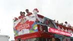 Tontowi Ahmad, Liliyana Natsir, Eko Yuli dan Sri Wahyuni  dsaat menaiki bus Bandros di Terminal 3, Bandara Soekarno-Hatta, Jakarta, Selasa (23/8/2016). (Bola.com/Nicklas Hanoatubun)