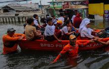 FOTO: Nestapa Warga Muara Angke Sudah Empat Hari Dikepung Banjir Rob, Kini Tingginya Capai 1,3 Meter
