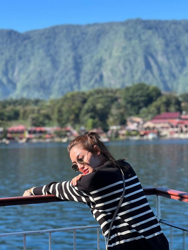 7 Potret Seru Siti Badriah dan Krisjiana Baharudin Liburan ke Samosir