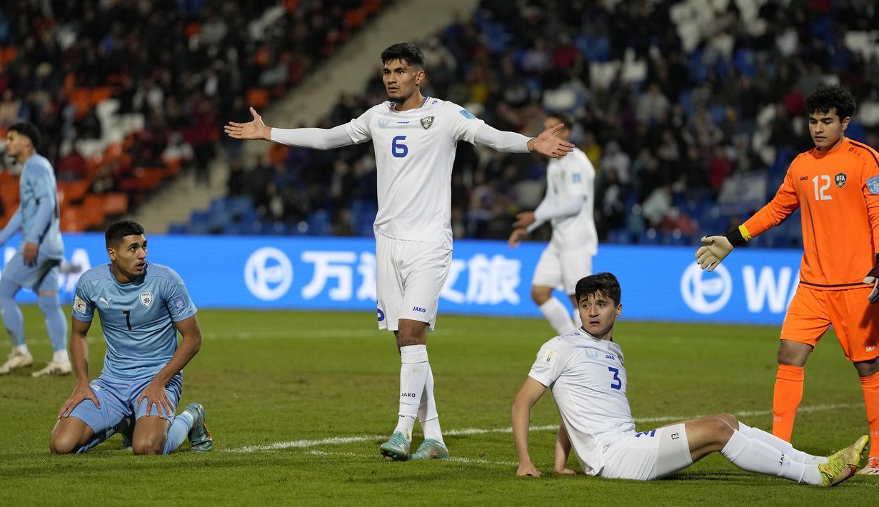 Reaksi kecewa bek Timnas Uzbekistan U-20, Jakhongir Urozov terhadap keputusan wasit saat menghadapi Israel pada laga babak 16 besar Piala Dunia U-20 2023 di Malvinas Argentinas Stadium, Mendoza, Argentina, Rabu (31/5/2023) dini hari WIB. (AP Photo/Ricardo Mazalan)