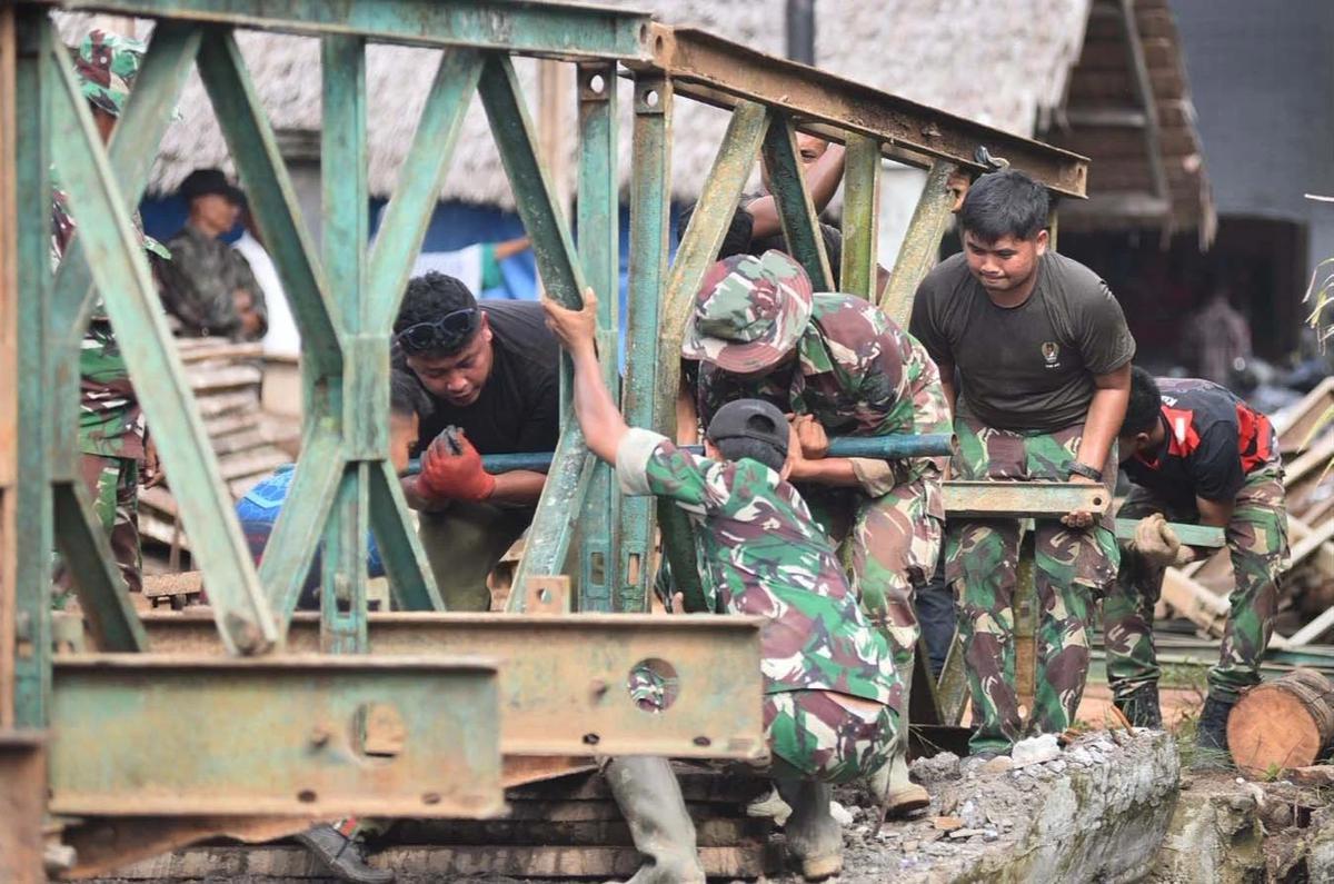 FOTO: Prajurit TNI AD Bahu Membahu Pasang Jembatan Bailey di Bireuen