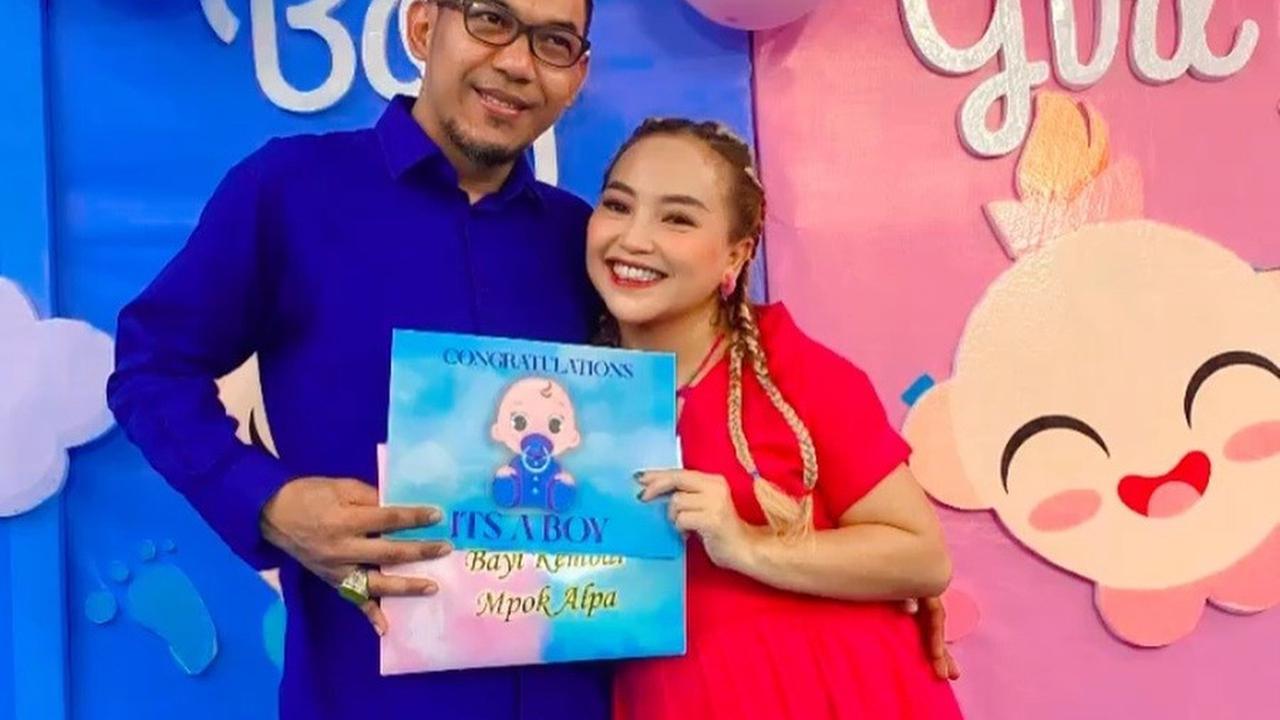 Diketahui bahwa Mpok Alpa tengah hamil anak laki-laki kembar, informasi ini terungkap saat ia melakukan gender reveal untuk bayinya belum lama ini.<br>