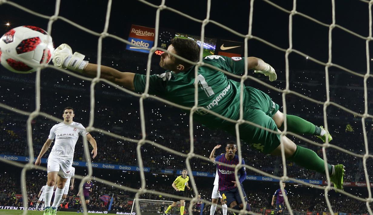 Striker Barcelona, Malcom, mencetak gol ke gawang Cultural Leonesa pada laga Copa del Rey di Stadion Camp Nou, Rabu (5/12). Barcelona menang 4-1 atas Cultural Leonesa. (AP/Manu Fernandez)