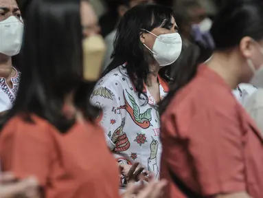 Jemaat saat mengikuti misa Kenaikan Isa Almasih di Gereja Katedral, Jakarta Pusat, Kamis (26/5/2022). Sebanyak 1.300-1.400 bangku disiapkan untuk ibadah misa kali ini yang diikuti semua kalangan usia dengan tetap menerapkan protokol kesehatan. (merdeka.com/Iqbal S Nugroho)