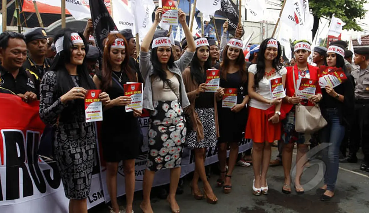 Para wanita cantik tersebut melengkapi diri dengan ikat kepala bertuliskan 'Save Polri' saat berunjuk rasa di depan PN Jakarta Selatan, Senin (2/2/2015). (Liputan6.com/Johan Tallo)