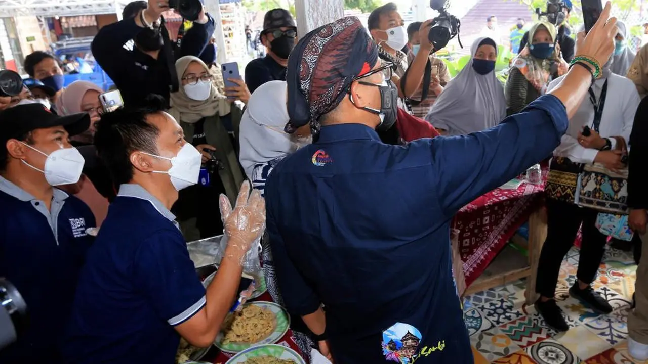 Sandiaga foto bersama kelompok tani cemilan kripik sayur Dewi Sambi Tebing Breksi. (Istimewa)