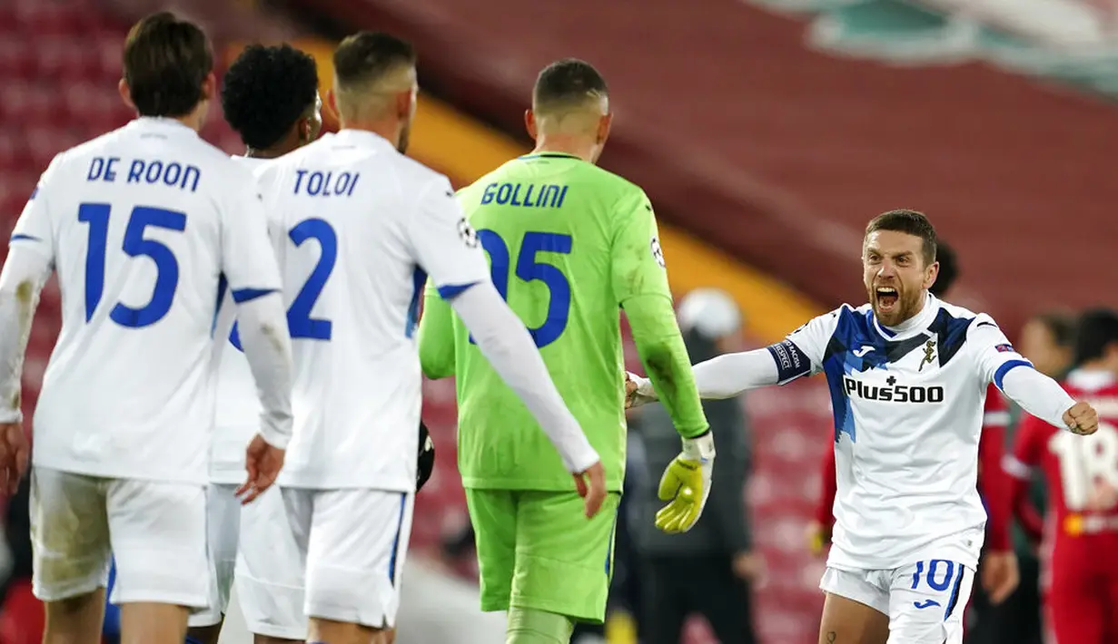 Pemain Atalanta Papu Gomez (kanan) merayakan bersama rekan setimnya usai melawan Liverpool pada pertandingan Grup D Liga Champions di Anfield Stadium, Liverpool, Inggris, Rabu (25/11/2020). Atalanta mengalahkan Liverpool 2-0. (AP Photo/Jon Super, Pool)