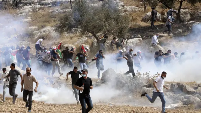 Lagi Salat, Warga Palestina Ditembaki Gas Air Mata Tentara Israel