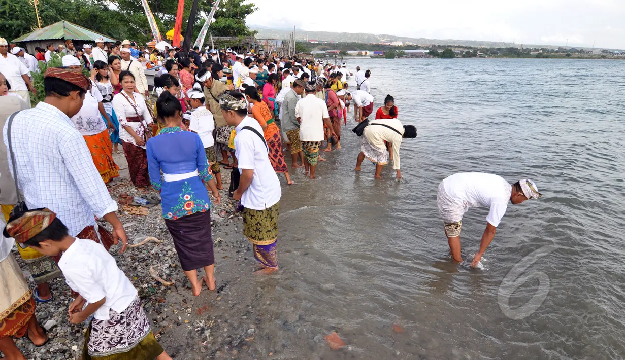 Sejumlah Umat Hindu melakukan ritual pengambilan air suci dari air laut saat mengikuti upacara Melasti menjelang Hari Raya Nyepi Tahun Saka 1937 di pantai Dupa, Palu, Sulawesi Tengah, Kamis (19/3/2015). (Liputan6.com/Dio Pratama)