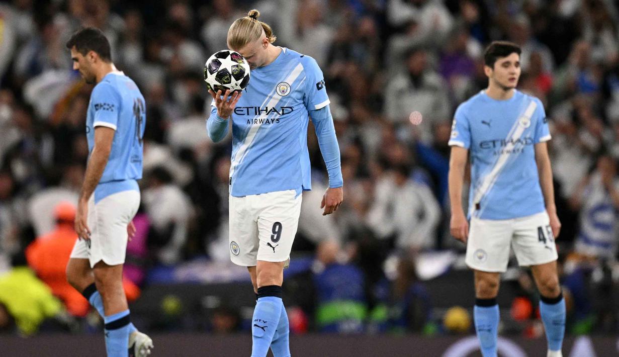 Sementara, tim racikan Pep Guardiola menelan pil pahit tersingkir dari Liga Champions 2025/2026. Tampak dalam foto, ekspresi striker Manchester City asal Norwegia, Erling Haaland, setelah timnya kebobolan gol saat pertandingan leg kedua 16 besar Liga Champions 2025/2026 melawan Real Madrid di Etihad Stadium, barat laut Inggris, pada Selasa 17 Maret 2026 waktu setempat atau Rabu (18/3) dini hari WIB. (Oli SCARFF/AFP)