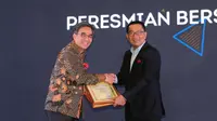 Direktur Operasional bank bjb Tedi Setiawan (Kiri) saat menerima penghargaan Mitra Pembangunan Daerah Jawa Barat dari Gubernur Jawa Barat Ridwan Kamil (Kanan) bertempat di The Trans Luxury Hotel Bandung (18/11).