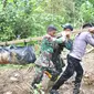 Tim SAR gabungan saat melakukan evakuasi korban longsor tambang Suwawa, Bone Bolango (Arfandi Ibrahim/Liputan6.com)