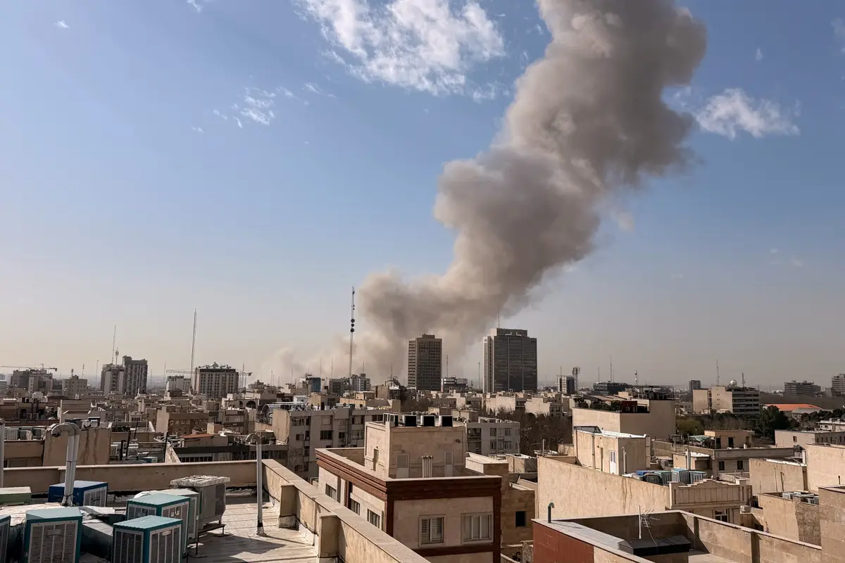 Asap membubung di cakrawala setelah ledakan di Teheran, Iran, Sabtu, 28 Februari 2026. (Foto AP)