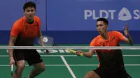 Ganda putra Indonesia, Wahyu Nayaka / Ade Yusuf, mengembalikan kok saat melawan Ong Yew Sin / Teo Ee Yi pada final beregu SEA Games 2019 di Multinlupa Sport Center, Rabu (4/12). Wahyu / Ade menang 21-15 dan 21-19. (Bola.com/M Iqbal Ichsan)